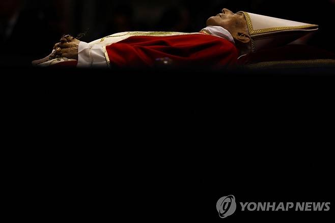 성 베드로 대성전에 안치된 베네딕토 16세 전 교황 시신 [로이터=연합뉴스 자료사진. 재판매 및 DB 금지]