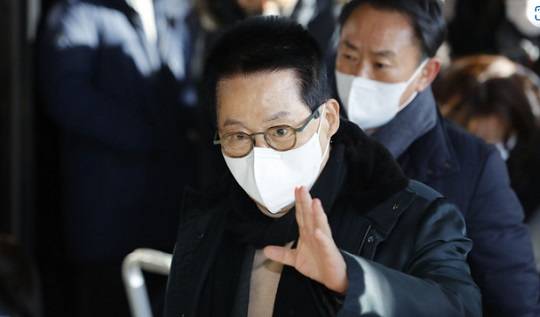 박지원 전 국정원장이 지난달 14일 서울 서초구 서울중앙지방검찰청으로 출석하며 취재진을 향해 손을 들어 보이고 있다. 뉴시스