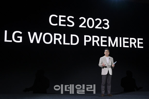 조주완 LG전자 사장이 ‘CES2023’ 개막을 하루 앞둔 4일(현지시간) 미국 라스베이거스 만달레이베이 호텔에서 ‘LG 월드 프리미어(LG WORLD PREMIERE)’행사를 열고 고객을 위한 혁신 성과와 비전 소개을 설명했다.(사진=LG전자)