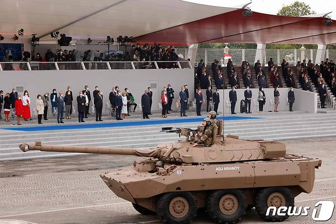 프랑스제 경전차인 AMX-10RC가 지난 2021년 7월14일 파리 샹젤리제 거리에서 열린 바스티유 데이 열병식에 참여하고 있는 모습. 2021.07.14/뉴스1 ⓒ AFP=뉴스1 ⓒ News1 김민수 기자