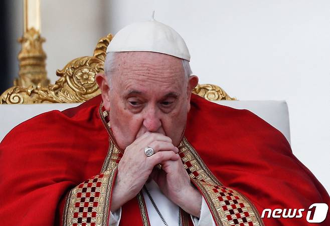 지난해 12월31일 95세를 일기로 선종한 베네딕토 16세 교황의 장례식이 5일(현지시간) 바티칸에서 거행된 가운데, 프란치스코 교황이 예복을 입은 모습. ⓒ 로이터=뉴스1 ⓒ News1 정윤영 기자