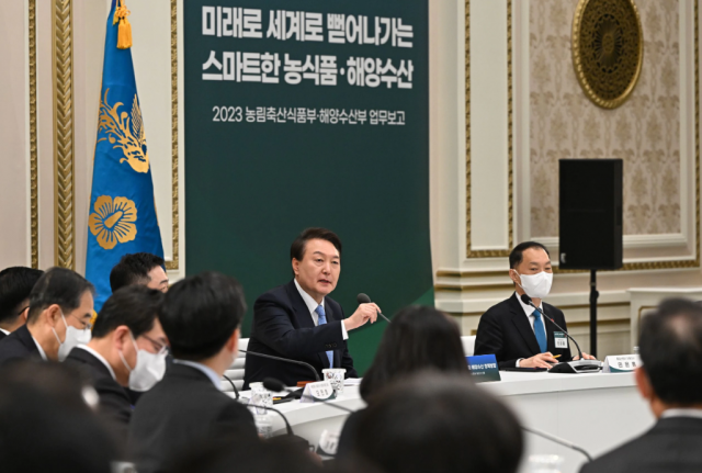 윤 대통령이 4일 청와대 영빈관에서 열린 농림축산식품부?해양수산부 업무보고에 참석했다. 뉴스1