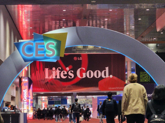 'CES 2023' 개막을 하루 앞둔 4일(현지시간) LG전자의 모토인 'Life's Good' 적힌 현수막 아래로 관람객들이 이동하고 있는 모습.