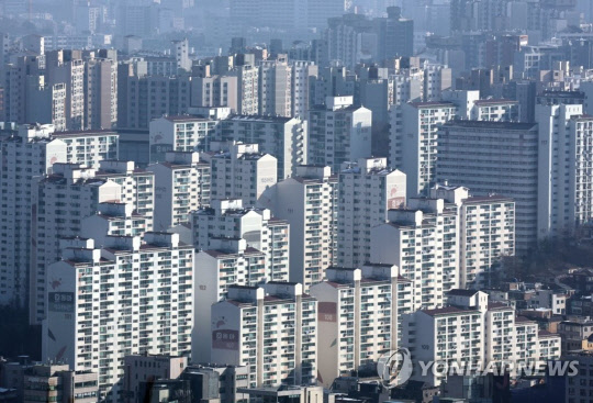 1일 오전 서울 남산에서 바라본 아파트 단지. 연합뉴스