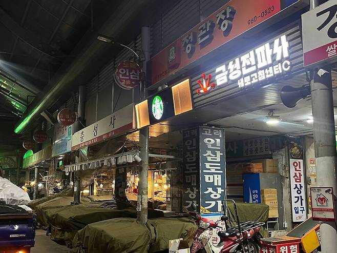 경동시장 3번 출입구 쪽 시장 거리에 보이는 스타벅스 간판. 다른 스타벅스 매장과 비교했을 때 간판이 눈에 띄지 않았다.