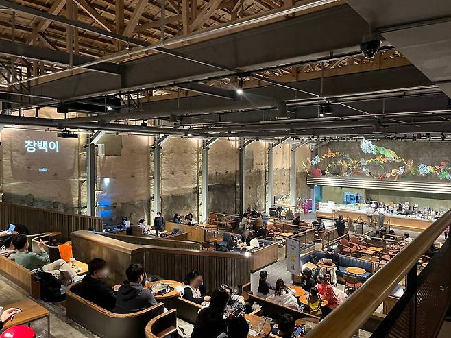 스타벅스 매장 전경. 영업 종료 1시간 전임에도 많은 사람들이 방문해 있다.