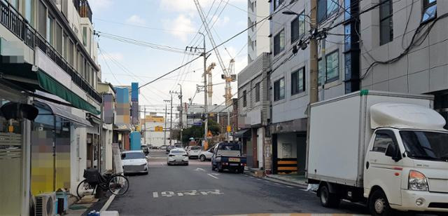 새벽 시간 중학생들이 길 가던 40대 여성을 무차별 폭행한 사건이 일어난 대구 서구 내당동 한 골목길 모습. 대구=김정혜 기자