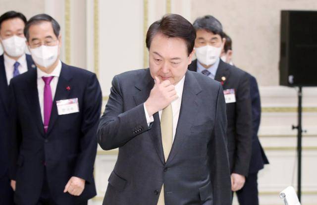 윤석열 대통령이 5일 청와대 영빈관에서 열린 교육부-문화체육관광부 업무보고에 입장하고 있다. 서재훈 기자