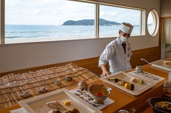 후쿠마 해변 앞 초밥집. 후쿠마~미야지하마 일대에 바다 전망이 아름다운 식당과 카페가 줄지어 있다.