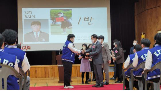 ▲ 영월 한국소방마이스터고 최석민 교장이 졸업식에서 학생들을 격려하고 있다.