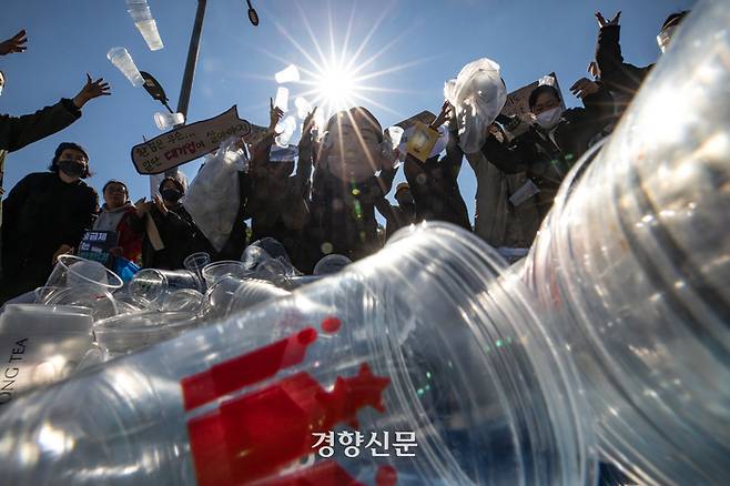 서울환경연합 등 시민단체 회원들이 지난해 10월 18일 서울 용산구 전쟁기념관 앞에서 열린 ‘일회용 컵 보증금제 무력화하는 윤석열 정부 규탄 기자회견’에서 일회용 컵 보증금제 시행을 촉구하는 퍼포먼스를 하고 있다. /성동훈 기자