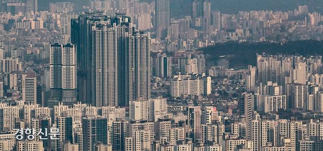 국토교통부가 서울 도심에 용적률 1300%의 초고밀 복합개발단지 조성을 가능하게 하는 ‘도시계획 혁신방안’을 발표한 5일 서울 남산에서 바라본 서울 시내에 고층 아파트 등 대형 건물들이 즐비해 있다. 성동훈 기자