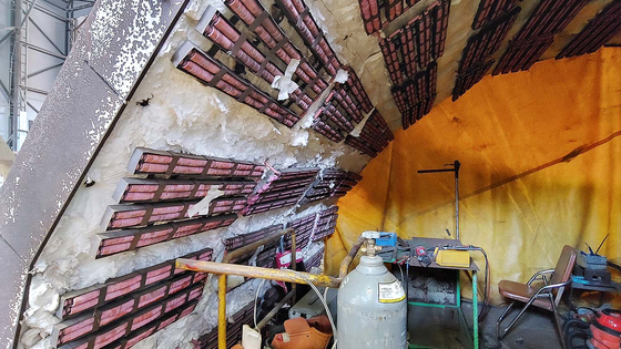 Heat equipment used to build nuclear power plants sits rusty, unused, in the garage of Gilsan Engineering’s factory in Changwon, South Gyeongsang. [JEONG JONG-HOON]