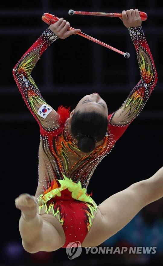 2018 자카르타-팔렘방 아시안게임 리듬체조에 출전한 김채운의 곤봉 연기. [연합뉴스 자료사진]