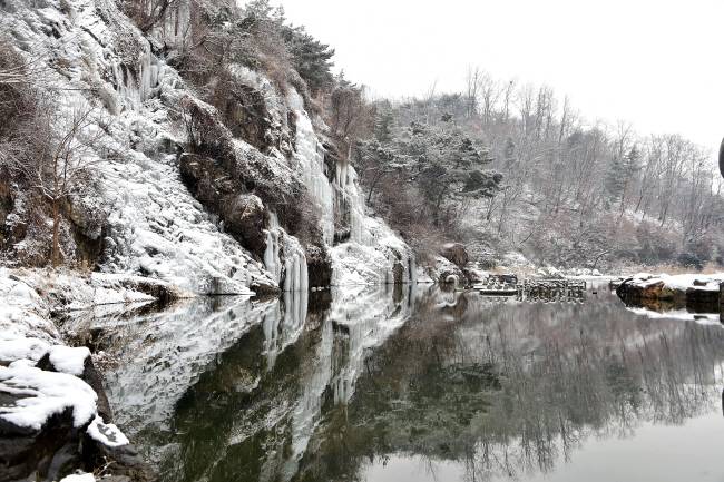 서울 서대문구 홍제천 인공폭포 전경. 서대문구는 이 폭포 앞 주차장 등 공간을 바꿔 수변 노천카페를 조성했다.서대문구청 제공