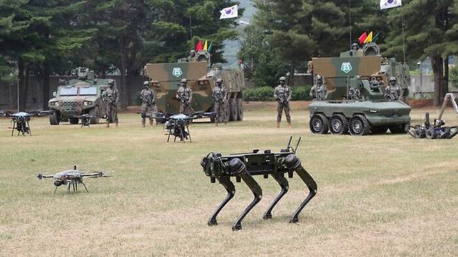 장병들과 유인 장비, 드론들로 구성된 육군 드론봇 부대의 유무인 복합 전투체계