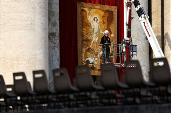 최근 선종한 전임 교황 베네딕토 16세의 장례미사를 하루 앞둔 4일(현지시간) 바티칸 성베드로 광장에서 행사 준비가 한창인 모습. 바티칸=EPA연합뉴스