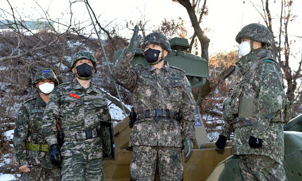 지난 1일 김승겸 합참의장이 해병대 2사단 강안 경계부대 작전 현장을 방문, 무인기 대비 방공무기 운용 현장을 확인하고 있다. 합참 제공