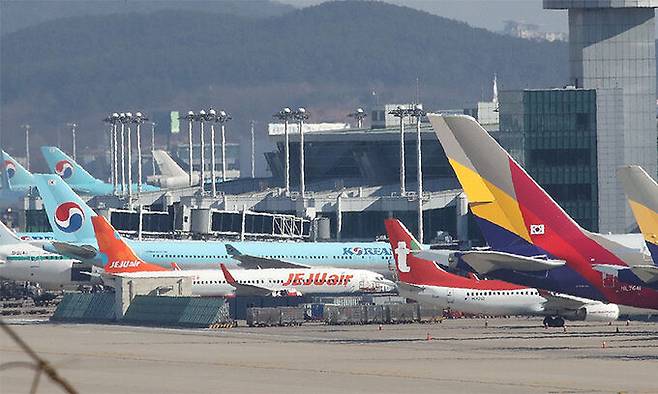 한 공항 주기장에 저비용항공사(LCC) 여객기를 비롯한 각 항공사 비행기들이 서 있다. 뉴스1