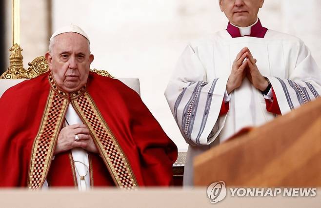 베네딕토 16세 전 교황 장례 미사 주례하는 프란치스코 교황 (바티칸 로이터=연합뉴스) 프란치스코 교황(왼쪽)이 5일(현지시간) 바티칸 성 베드로 광장에서 거행된 베네딕토 16세 전 교황의 장례 미사를 주례하고 있다. 2005년 교황직에 오른 후 8년 만에 건강 문제로 자진 사임한 베네딕토 16세는 지난달 31일 선종했다. 2023.01.05 photo@yna.co.kr