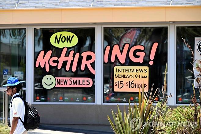 지난 7월 구인공고 내건 미국 캘리포니아주의 맥도날드 매장 [AFP 연합뉴스 자료사진. 재판매 및 DB 금지]