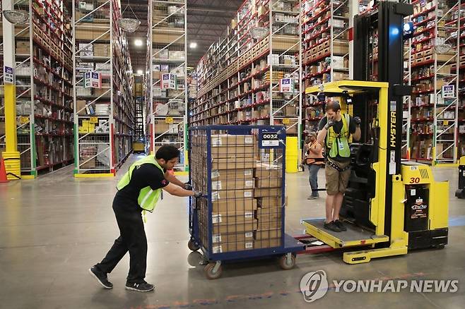 미국 일리노이주의 아마존 물류창고에서 일하는 근로자들 [AFP/게티이미지 연합뉴스 자료사진. 재판매 및 DB 금지]