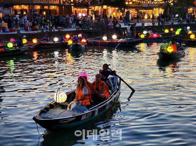 호이안 투본강 강위로 소원배를 타고 여유를 즐기는 여행객들