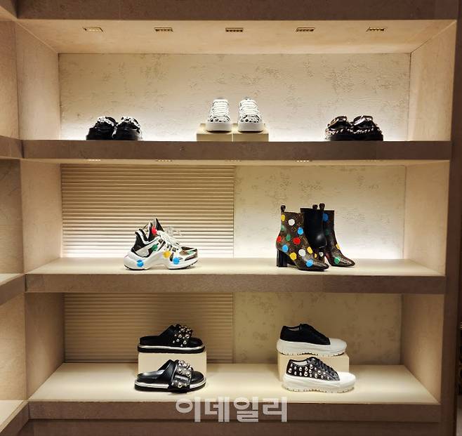 루이비통, 쿠사마 야요이 여성 신발. (사진=백주아 기자)