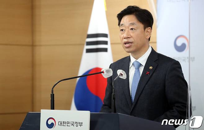 오태석 과학기술정보통신부 제1차관이 20일 오전 서울 종로구 세종대로 정부서울청사에서 국가우주위원회 관련 사전브리핑을 하고 있다. 오 차관은 이날 브리핑에서 국가우주위원회는 대통령의 정책방향을 구체적으로 실천해 나가기 위해 제4차 우주개발진흥기본계획과 우주산업 클러스터 지정, 초소형위성체계 개발계획 등 핵심정책을 심의 ·의결할 예정이라고 밝혔다. 2022.12.21/뉴스1 ⓒ News1 김명섭 기자