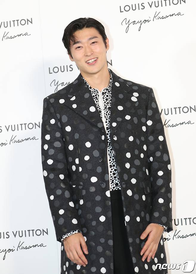 축구 국가대표 선수 조규성이 6일 서울 강남구 루이비통 메종 서울에서 열린 루이비통과 쿠사마 야요이와의 협업 기념행사에서 취재진의 볼 하트 요청에 수줍은 미소를 짓고 있다. ⓒ News1 권현진 기자