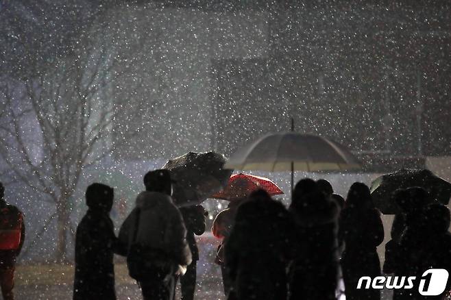 전국에 눈이나 비가 예보된 6일 오후 서울 세종대로 광화문광장 인근에서 시민들이 발걸음을 재촉하고 있다. 2023.1.6/뉴스1 ⓒ News1 이승배 기자