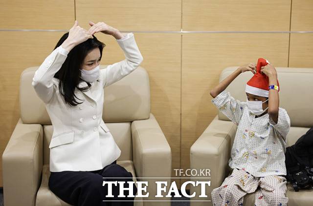 논란은 있었지만 캄보디아 아동 옥 로타 군은 서울아산병원에서 심장질환 관련 수술을 받았다. 김건희 여사는 직접 병원을 찾아 로타 군을 격려했다. /대통령실 제공