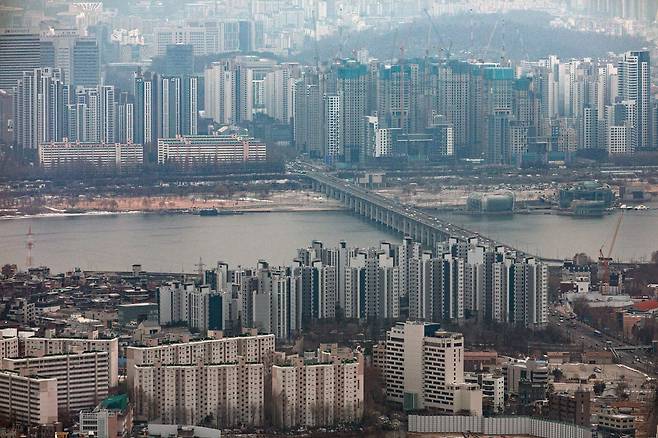 서울 중구 남산에서 바라본 도심의 아파트 단지. 2023.1.5/뉴스1