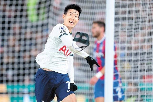 손흥민(토트넘)이 5일 크리스털 팰리스와의 2022∼2023시즌 잉글랜드 프리미어리그(EPL) 방문경기 후반 27분에 4-0을 
만드는 쐐기 골을 터트린 뒤 답답했던 안면보호대를 벗어던지고 있다. 손흥민의 이날 득점은 지난해 9월 레스터 시티전에서 해트트릭을
 달성한 이후 리그 9경기 만이다. 사진 출처 EPL 트위터