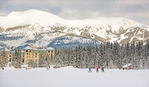 설산과 빙하로 둘러싸인 레이크 루이스는 동화 같은 풍경을 자랑한다.