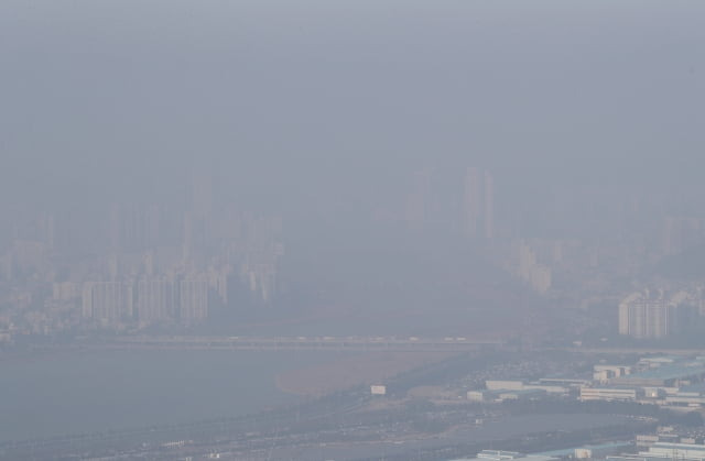 울산과 부산에 초미세먼지 비상저감조치가 시행된 6일 울산 북구 염포산전망대에서 바라본 도심이 미세먼지에 덮여 뿌옇게 보이고 있다. / 사진=뉴스1