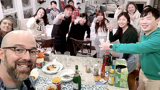 Alexander Campagna and his wife Andrea sheltered 10 travelers, including 9 Korean tourists, at their place in Williamsville, New York, during a severe snowstorm. [ALEXANDER CAMPAGNA]