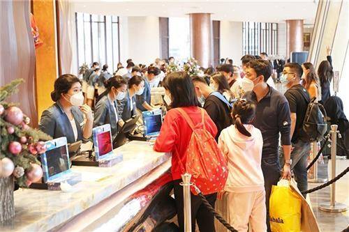 관광객이 몰린 싼야의 호텔/사진=펑파이신문 캡처