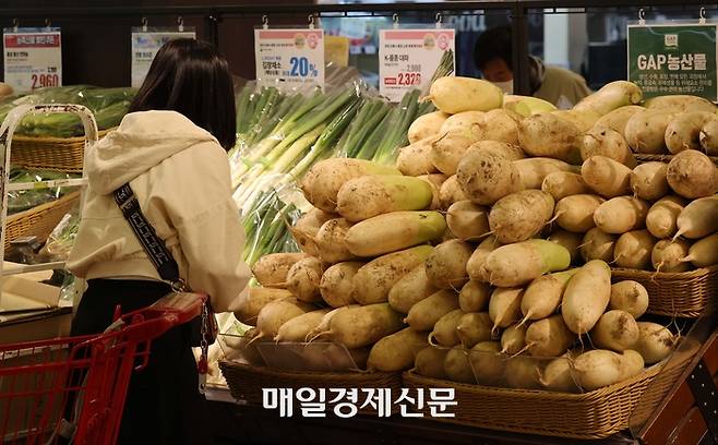서울시내 한 대형마트 채소 코너에서 한 시민이 가격을 확인하고 있다. [한주형 기자]