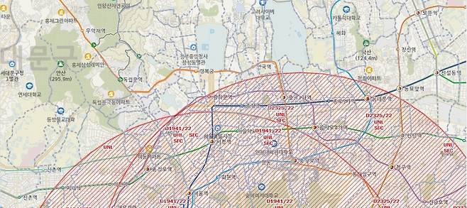 비행금지구역(P-73) 북단. 왼쪽 원과 오른쪽 원은 각각 대통령실 인근, 대통령 관저 인근을 중심으로 반경 3.7㎞에 설정됐다. /사진=국토교통부