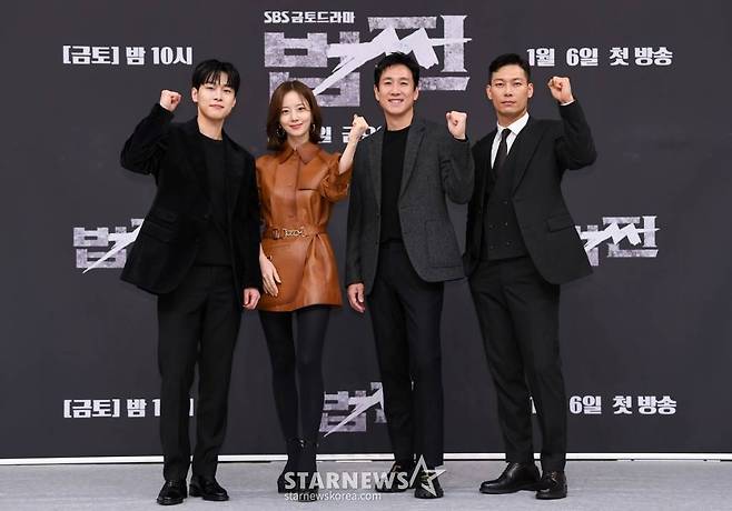 배우 강유석, 문채원, 이선균, 박훈이 6일 오후 온라인으로 진행된 SBS 금토드라마 '법쩐' 제작발표회에 참석해 포즈를 취하고 있다.  '법쩐'은 '법'과 결탁한 '쩐'의 카르텔에 맞서기 위해, 모든 것을 내걸고 거침없이 싸우는 '우리 편'의 이야기를 다룬 통쾌한 복수극이다. / 사진제공 = SBS /사진=김창현 기자 chmt@