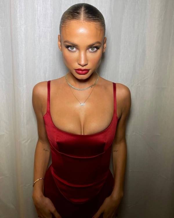 'rose_bertram' 인스타그램