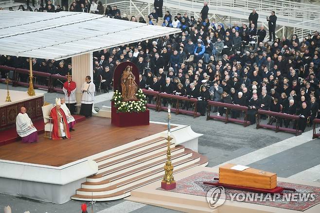 베네딕토 16세 전 교황 장례 미사 (바티칸 EPA=연합뉴스) 5일(현지시간) 바티칸 성 베드로 광장에서 베네딕토 16세 전 교황의 장례 미사가 프란치스코 교황의 주례로 거행되고 있다. 2023.01.05 photo@yna.co.kr