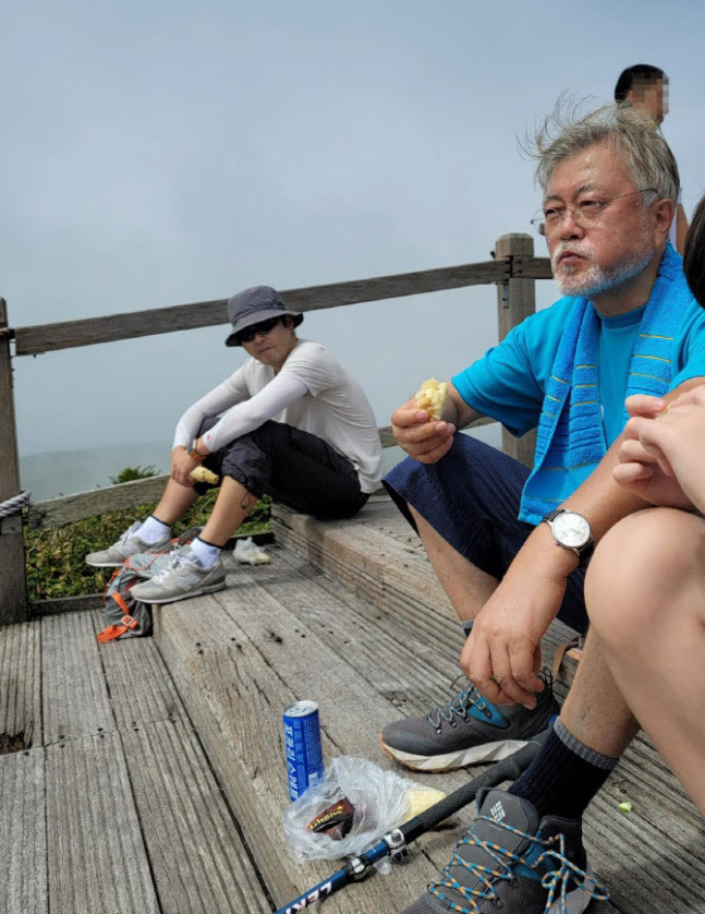 지난해 8월 4일 한라산에 오른 문재인 전 대통령과 탁현민 전 청와대 의전비서관 (사진=탁 전 비서관 페이스북)