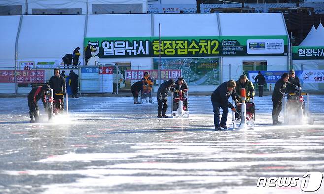 산천어 낚시를 위해 천공작업중인 작업자들.(화천군 제공)