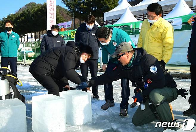 화천산천어축제 안전 점검에 나선 김성호 행정안부 차관.(화천군 제공)