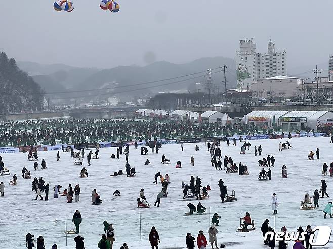 7일 개막된 ‘강원도 대표 겨울축제' 화천산천어축제가 열리고 있는 화천천 일대에서 관광객들이 얼음낚시를 하며 즐거움을 만끽하고 있다.2023.1.7  ⓒ News1 한귀섭 기자