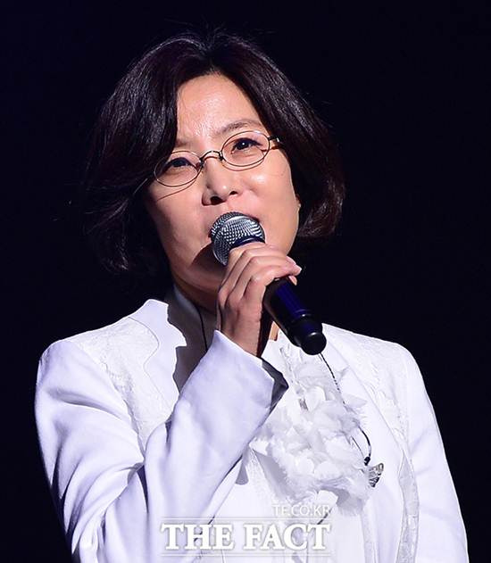 소속사 후크엔터테인먼트가 이번에는 소속 가수 이선희의 굿즈 판매금에 관한 탈세 의혹으로 도마 위에 올랐다. /더팩트 DB