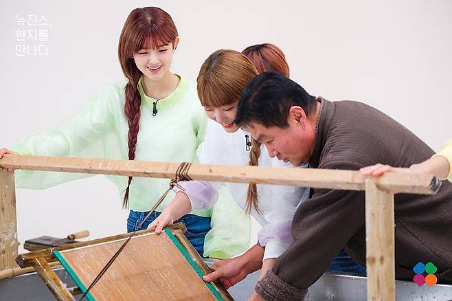 그룹 뉴진스가 참여한 한지 홍보 영상. /한국공예·디자인문화진흥원 제공