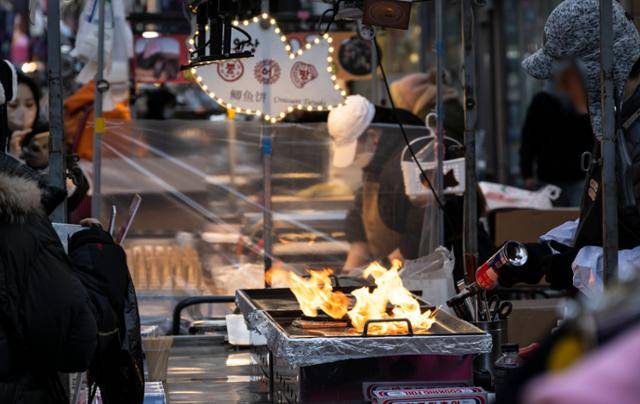 4일 오후 4시쯤 서울 중구 명동의 노점상이 이날의 장사를 시작하고 있다.